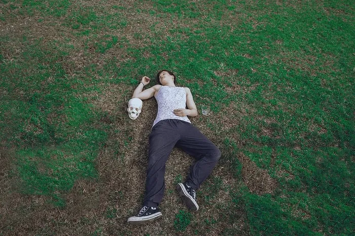 躺在地上的男人