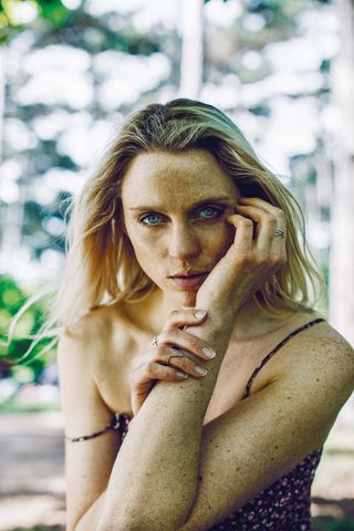 左手放在脸颊上的女人