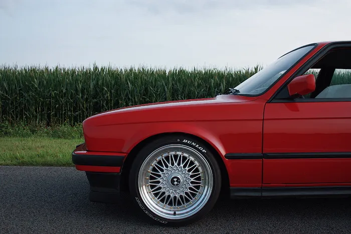 沥青路面红色汽车摄影