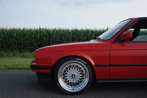 沥青路面红色汽车摄影