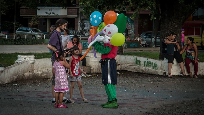 广场，球，人，卖，雪人，孩子，快乐，气球