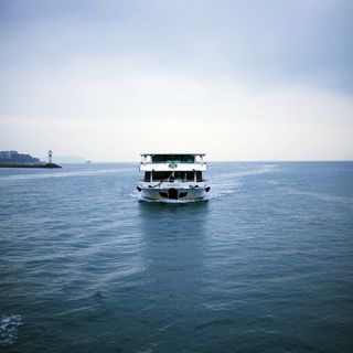 平静水面上的白色游轮摄影