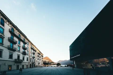 混凝土路面附近的高层建筑 混凝土路面附近的高层建筑