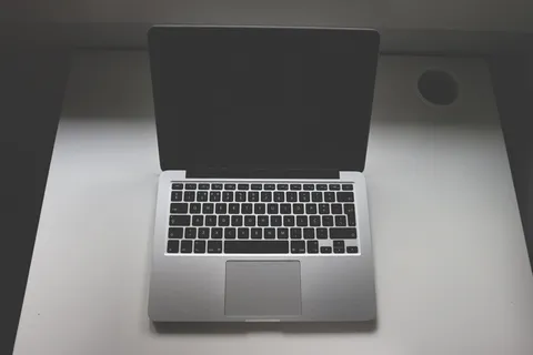 关闭macbook、pro、white、table、笔记本电脑、电脑、科技、电子产品 关闭macbook、pro、white、table、笔记本电脑、电脑、科技、电子产品