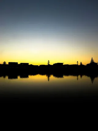 剪影，房屋，树木，身体，水，建筑，蓝色，天空