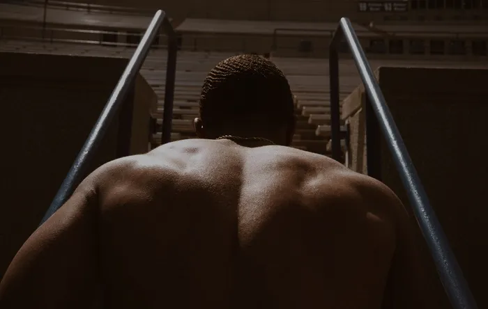 后视图, 一个人, 赤膊上阵, 肌肉发达, 健康的生活方式, 室内, 生活方式, 强度