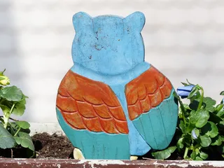 蓝色，橙色，木制，鸟类装饰，旁边，植物，人物，鸟类