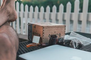 黑色桌子上的棕色首饰盒