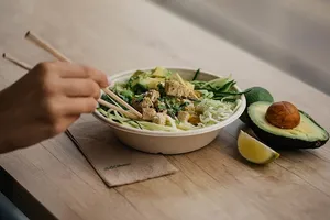 白碗牛油果酸橙蔬菜沙拉