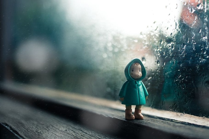 雨，水滴，水，玻璃，玩具，人形，夹克，孩子