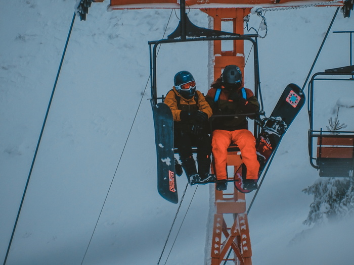 人，人，头盔，服装，服装，户外，休闲活动，冒险