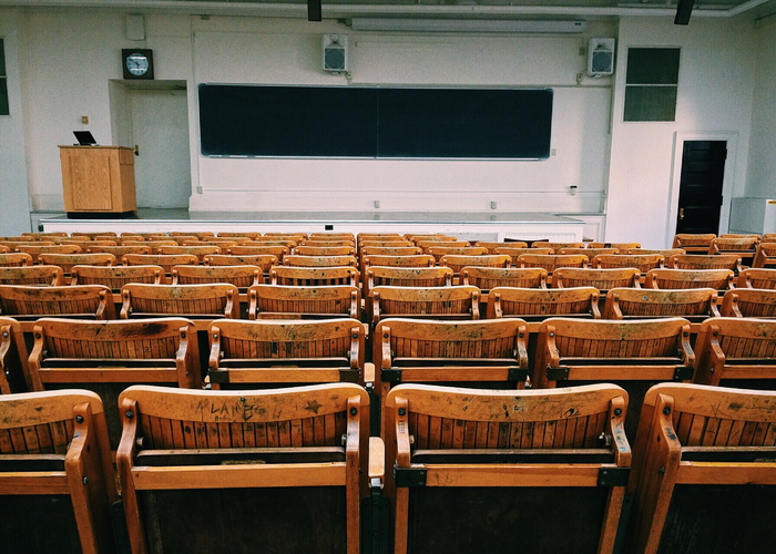 棕色讲台、教室、演讲厅、学院、教育、大学、学校、座位