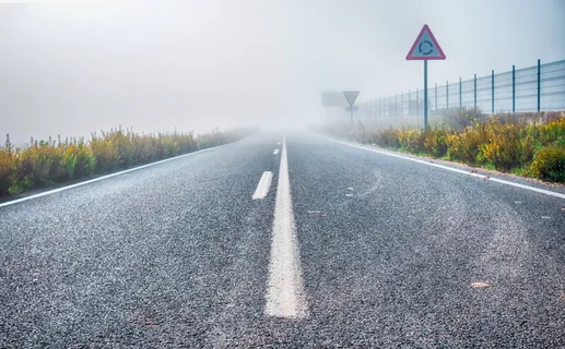 雾,道路,汽车,旅行,危险,危险,未知,结束 雾,道路,汽车,旅行,危险,危险,未知,结束
