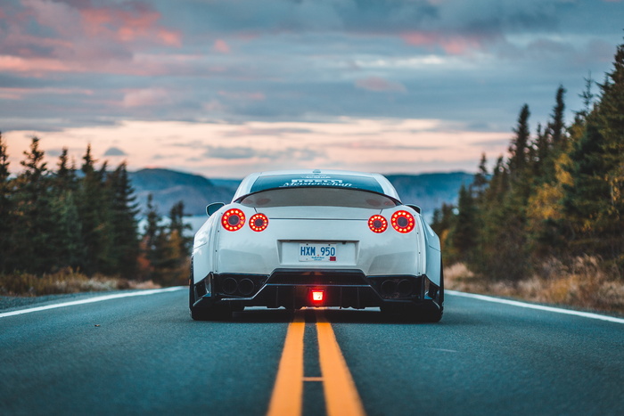 公路上的白色运动跑车