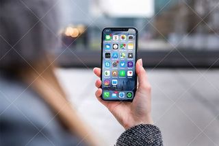 女人在街上用她的iPhone X