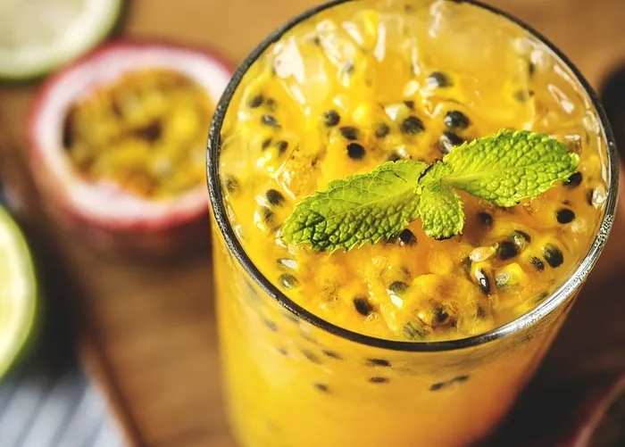 一杯果汁的选择性聚焦照片