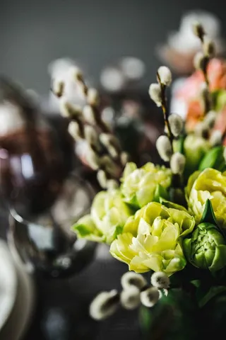 装饰着复活节图案的圆形餐桌