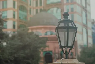 黑色街灯熄灭的照片