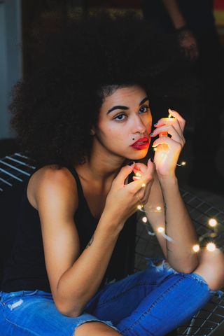 拿着白色细绳灯的女人