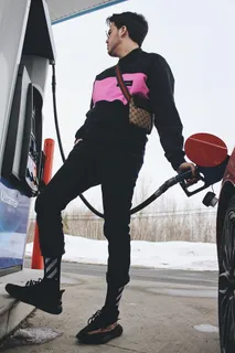 男子加油,红色,汽车,加油站,yeezy,supreme,gucci,person 男子加油,红色,汽车,加油站,yeezy,supreme,gucci,person