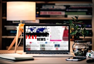 黑色、灰色、笔记本电脑、棕色、木制、桌子、MacBook Pro、假新闻