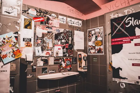 带海报的灰色陶瓷马桶