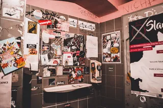 带海报的灰色陶瓷马桶