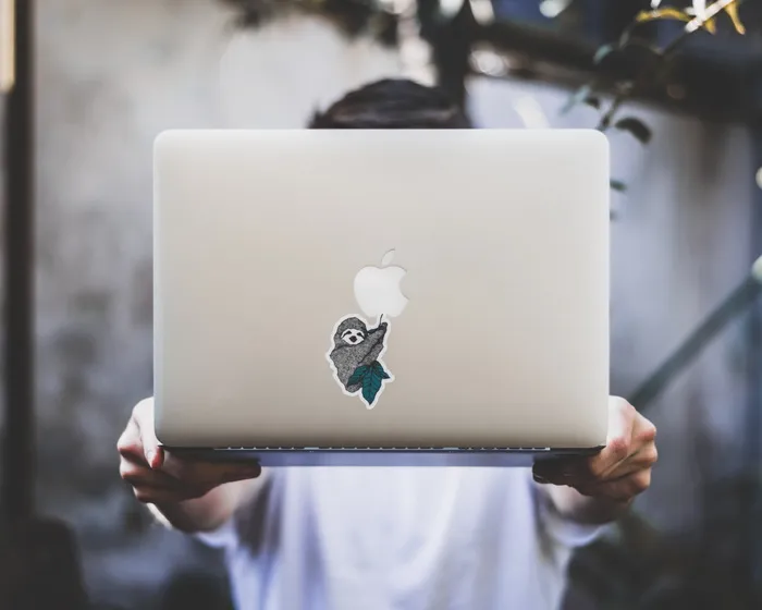 持有银色MacBook的人