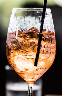 用拉链吸管填充棕色液体的酒杯特写照片