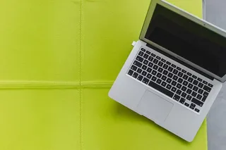 在石灰椅上的笔记本电脑上俯瞰