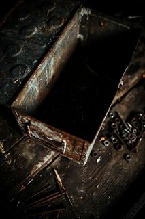 车间里的旧盒子