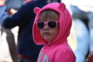 女孩，穿着，拉链连帽衫摄影，孩子，游戏，太阳镜，化妆，耳朵