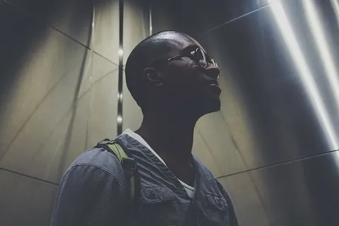 成人,深色,电梯,眼镜,室内,灯光,低角度拍摄,男子 成人,深色,电梯,眼镜,室内,灯光,低角度拍摄,男子