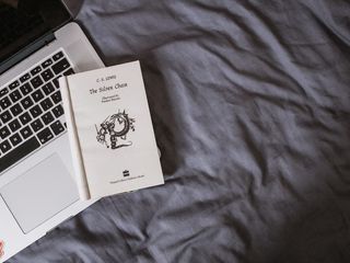 带笔记本电脑的MacBook Pro