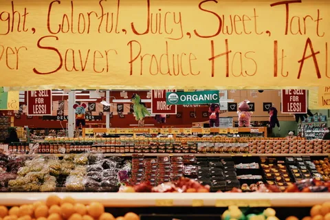 货架上的什锦水果