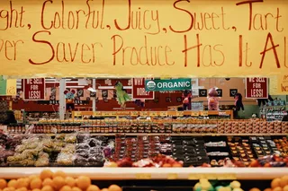 货架上的什锦水果