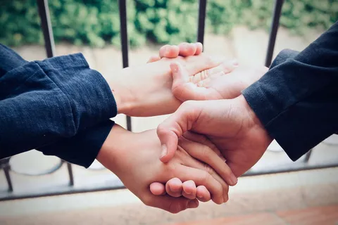 男孩,青春期,友谊,户外,游戏,情节,手,握手 男孩,青春期,友谊,户外,游戏,情节,手,握手