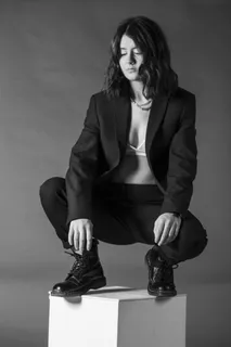蹲在站台上的女人 蹲在站台上的女人