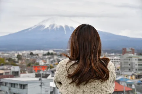富士山,多云的天空,憧憬,女人,日本,从背后,思想,建筑 富士山,多云的天空,憧憬,女人,日本,从背后,思想,建筑