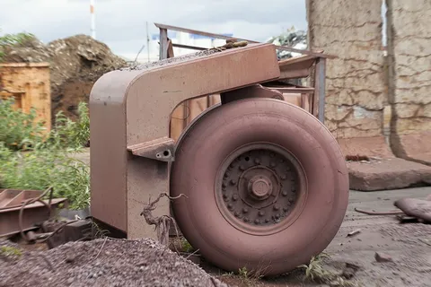 垃圾场，底盘，车轮，金属，回收，运输，白天，轮胎