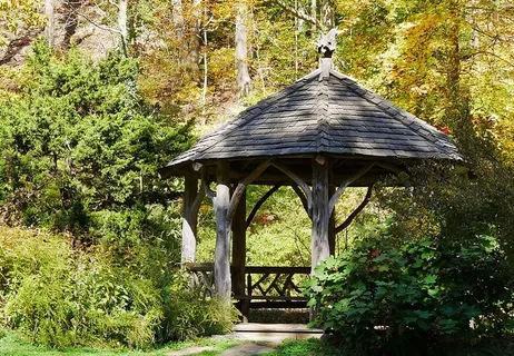 后院花园里的木质露台。