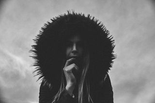 身穿连帽夹克的女士灰色照片