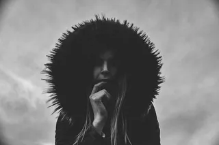 身穿连帽夹克的女士灰色照片