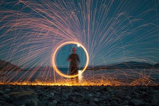 拿着鞭炮的钢毛人