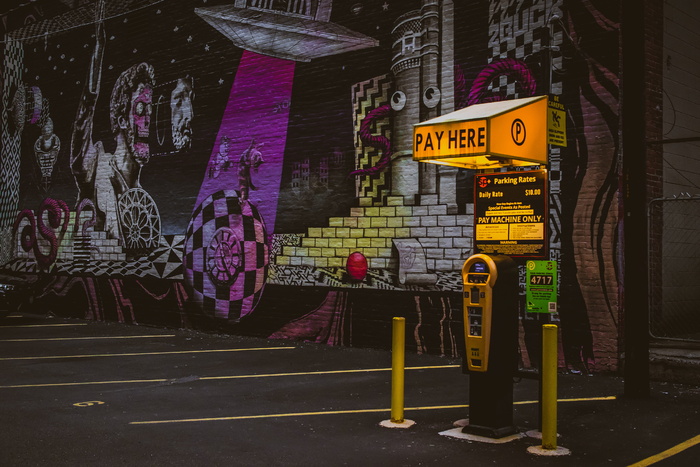 空的黄色付款站终端