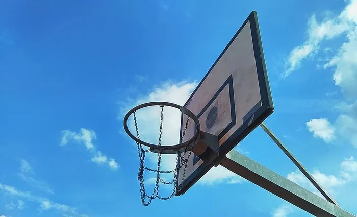 天空，阳光，云朵，夏天，篮板，球，篮筐，篮球