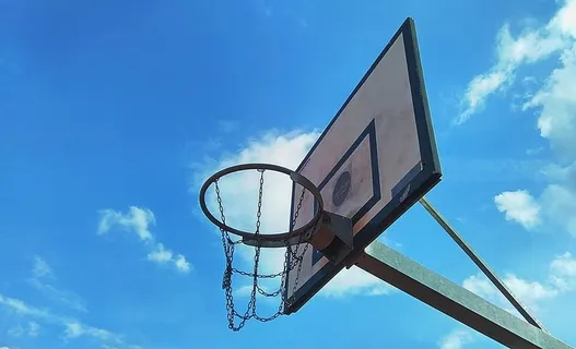天空，阳光，云朵，夏天，篮板，球，篮筐，篮球