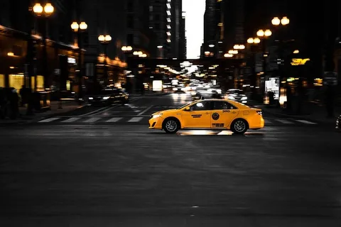 道路上黄色出租车的照片 道路上黄色出租车的照片