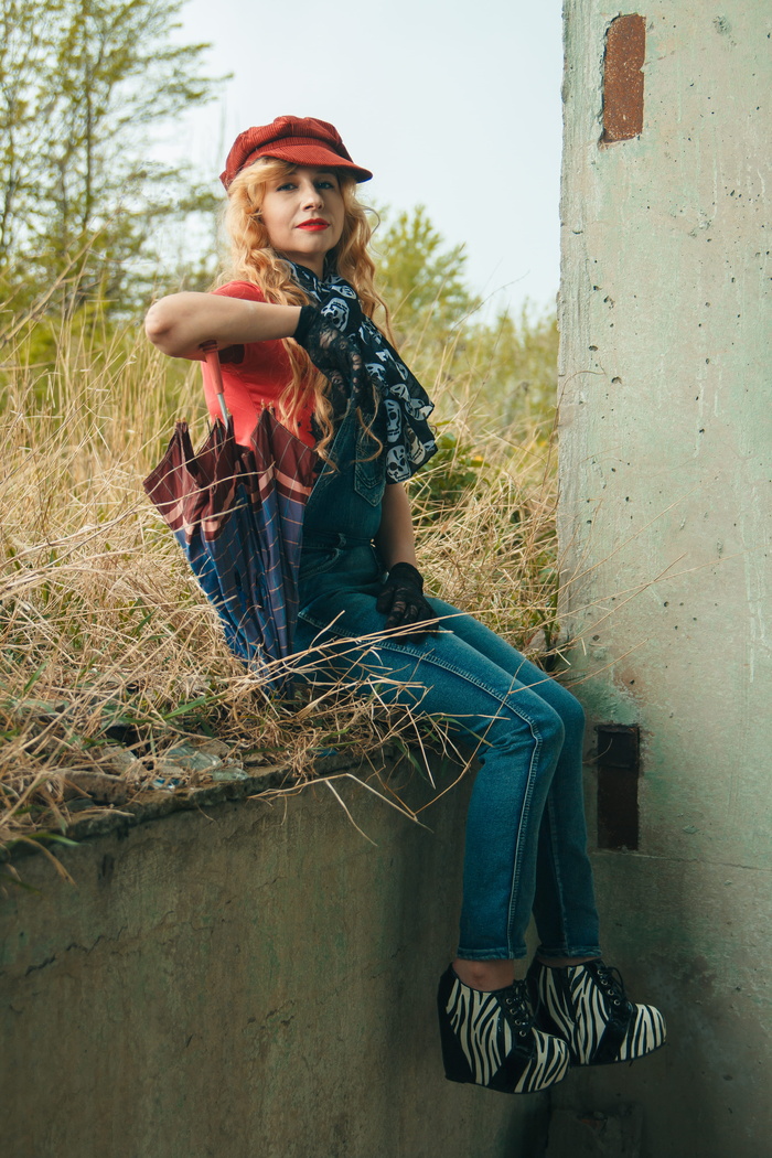 身穿牛仔套头衫的女子照片