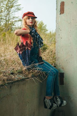 身穿牛仔套头衫的女子照片